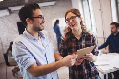 Ofiste çalışan şirket arkadaşları