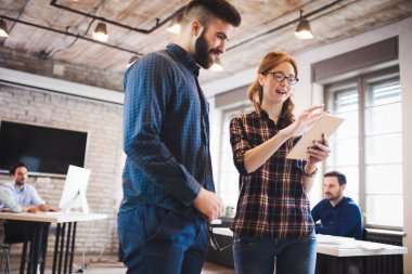 Modern güzel ofisinde çalışan şirket arkadaşları