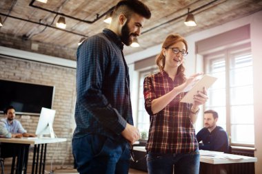 Ofiste çalışan şirket arkadaşları