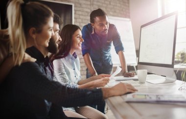 Ofiste çalışan şirket çalışanları