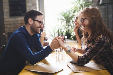 Grup genç iş restoranda sosyalleşme