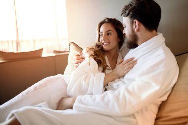 Birbirine aşık çiftler hafta sonunun tadını çıkarıyor.