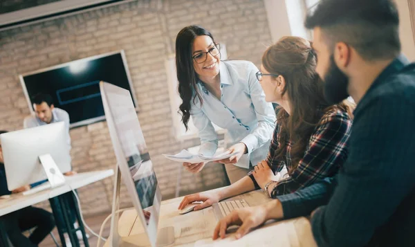 Colaboradores creativos trabajando en oficina — Foto de Stock