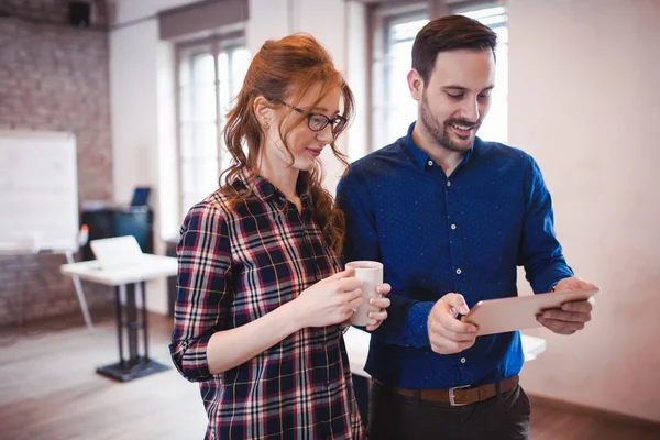 Erfolgreiche zufriedene Mitarbeiter, die im Büro kommunizieren — Stockfoto