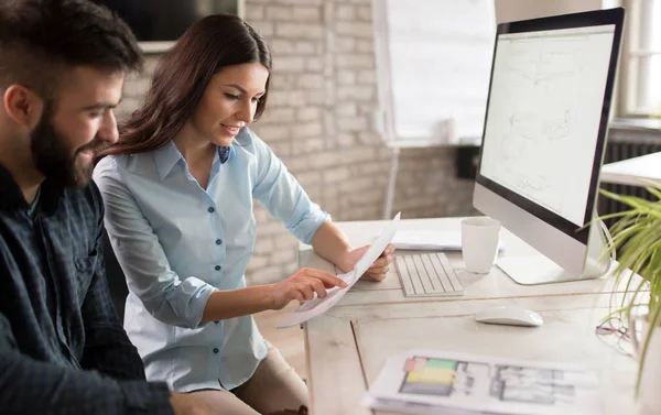 Programmer yang bekerja di perangkat lunak yang mengembangkan kantor perusahaan — Stok Foto