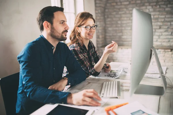 Mitarbeiter des Unternehmens arbeiten im Büro — Stockfoto