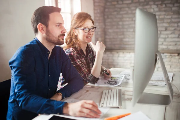 Programmierer arbeitet in einem Büro für Softwareentwicklung — Stockfoto