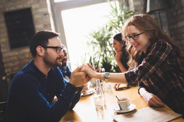 Groupe de jeunes collègues socialisant dans le restaurant — Photo