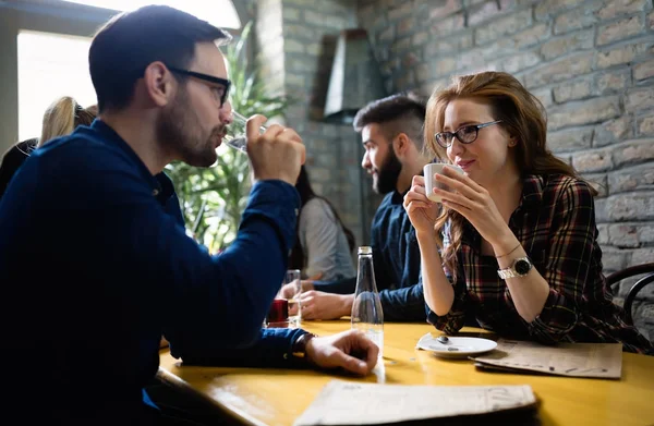 Grupo de jovens colegas de trabalho socializando em restaurante — Fotografia de Stock