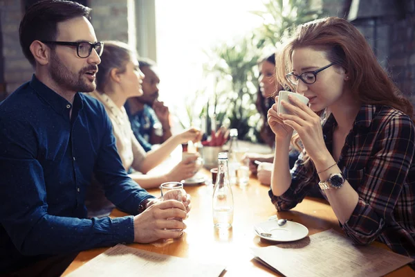 Jeunes collègues socialisant dans le restaurant — Photo