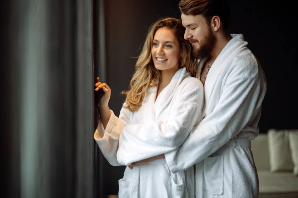 Casal apaixonado desfrutando de bem-estar fim de semana — Fotografia de Stock