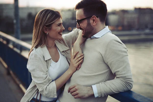 Schönes Paar beim Dating im Freien — Stockfoto