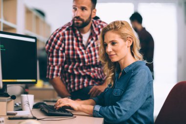 Projede çalışan ve şirket içinde programlama genç yazılım mühendisleri