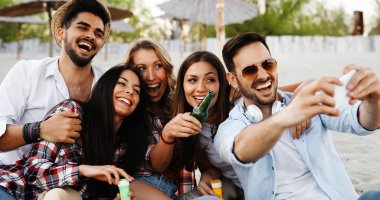Mutlu genç insanlar alarak selfies