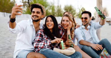 Mutlu genç insanlar selfies alarak ve having fun plaj yaz