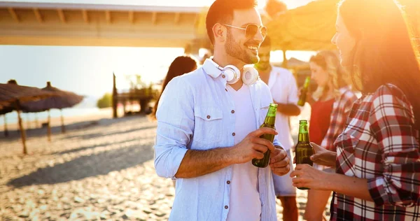 Grupp unga vänner skrattar och dricker öl — Stockfoto