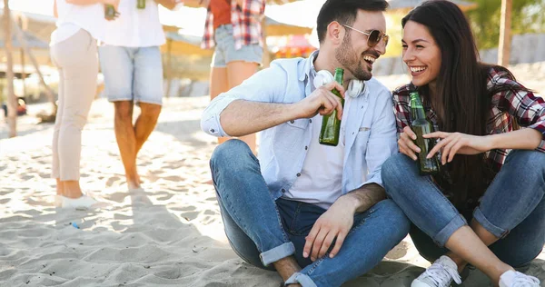 Amis faire la fête et s'amuser sur la plage en été — Photo