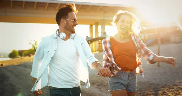 Gelukkige paar glimlachend en plezier tijd — Stockfoto