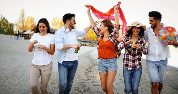 Vänner att ha kul på stranden — Stockfoto