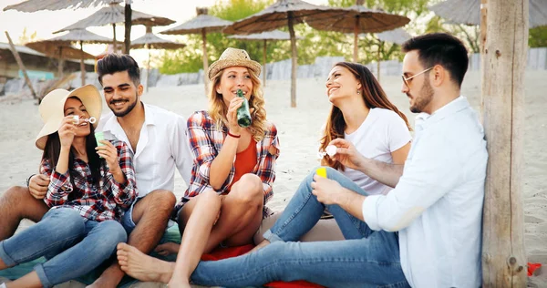 Amis s'amuser sur la plage — Photo