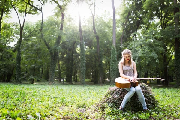 Herzkranke Frau Der Natur Kämpft Mit Depressionen — Stockfoto