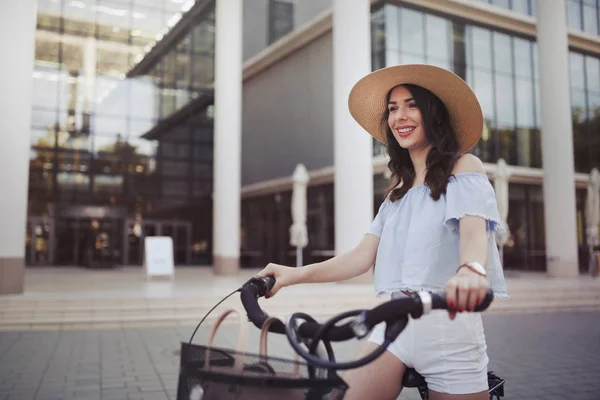 Retrato Una Hermosa Joven Disfrutando Del Tiempo Bicicleta Zona Urbana — Foto de Stock