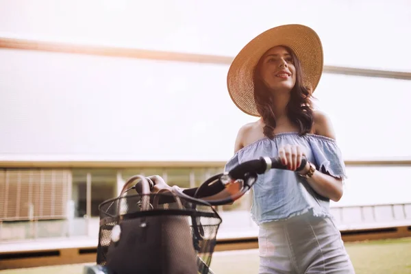 Porträt Einer Schönen Jungen Frau Die Die Zeit Auf Dem — Stockfoto