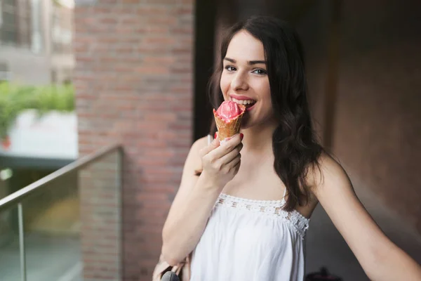 Retrato Una Joven Bonita Comiendo Helado — Foto de Stock