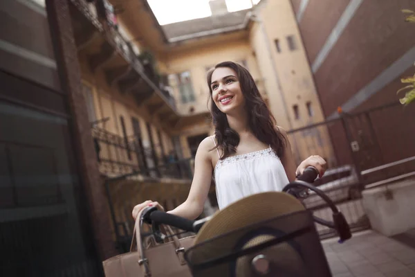 Ritratto Bella Giovane Donna Che Diverte Bicicletta Nell Area Urbana — Foto Stock