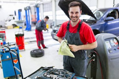 Otomotiv servis merkezi çalışma yakışıklı araba tamircisi