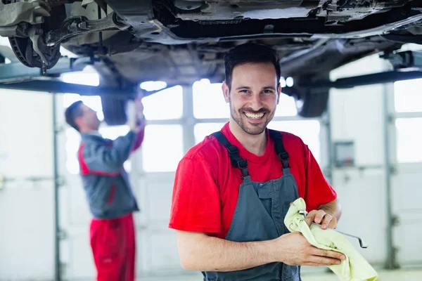 Beau Mécanicien Automobile Travaillant Centre Service Automobile — Photo