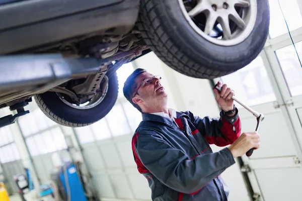 Mecânico Carro Bonito Trabalhando Centro Serviços Automotivos — Fotografia de Stock