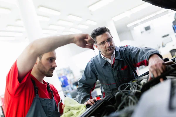 Mecánicos Automóviles Trabajando Juntos Centro Servicio Automotriz — Foto de Stock