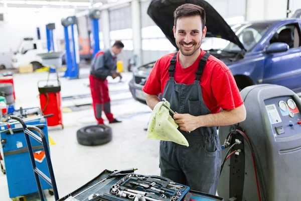 Mecánico Automóviles Guapo Trabajando Centro Servicio Automotriz —  Fotos de Stock