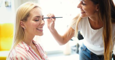 Makyöz çalışmak güzel sarışın kadın