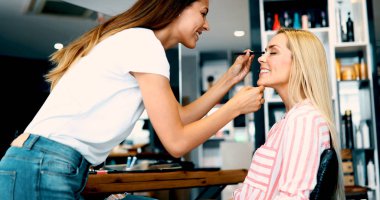 Makyöz çalışmak güzel sarışın kadın