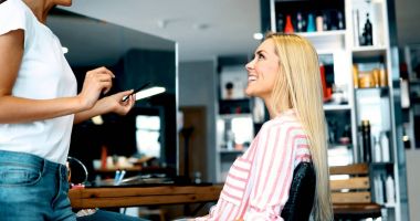 Kadının yüzünde sıvı ton temel uygulama makyaj sanatçısı. Güzellik ve moda kavramı