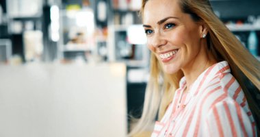 Uzun düz sarı saçlı güzel kadın