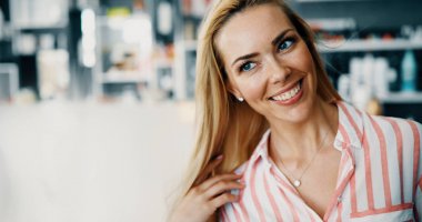 Lüks kadın portre ile mükemmel saç ve makyaj sarışın