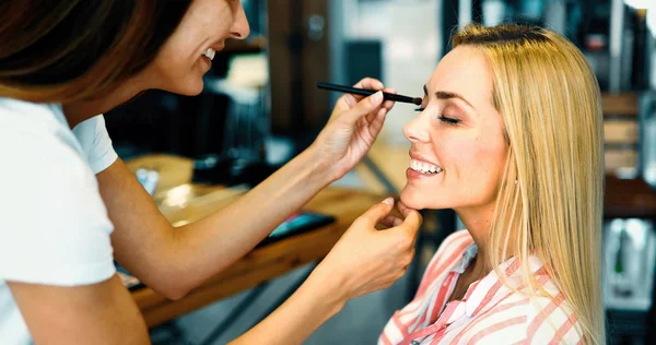 Artista Maquillaje Aplicando Base Tonal Líquida Cara Mujer Concepto Belleza — Foto de Stock