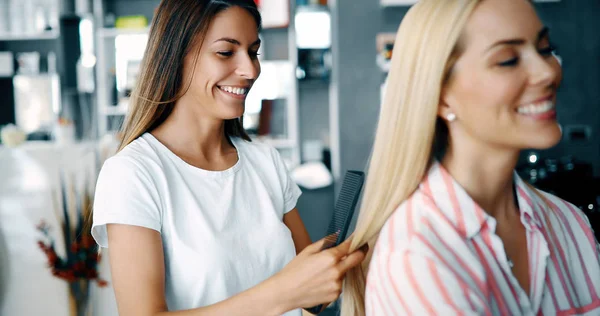 Portret Van Een Vrouw Gelukkig Kapsalon — Stockfoto