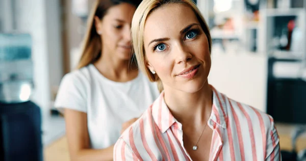 Portret Van Een Vrouw Gelukkig Kapsalon — Stockfoto