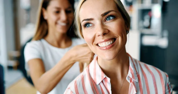 Portrait Happy Woman Hair Salon — Stock Photo, Image