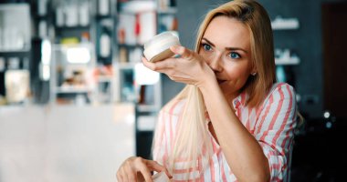  Bayan uygulanan nemlendirici krem