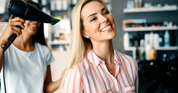 Portrait de femme au salon de coiffure — Photo