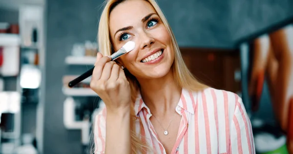 Красивая женщина делает макияж — стоковое фото