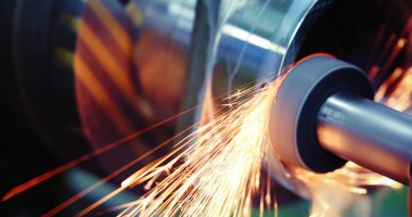 metal fabrikasında donatılmış makine aleti