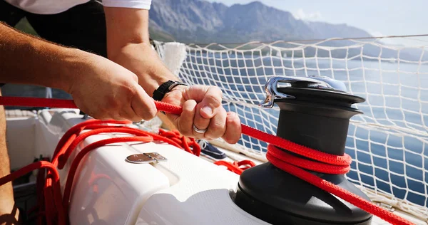 Jovem Mulher Bonita Forte Navegando Barco — Fotografia de Stock