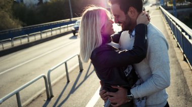 Romantik genç mutlu çift öpüşme 