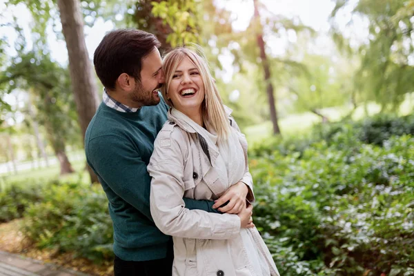 Par går på promenad utomhus — Stockfoto